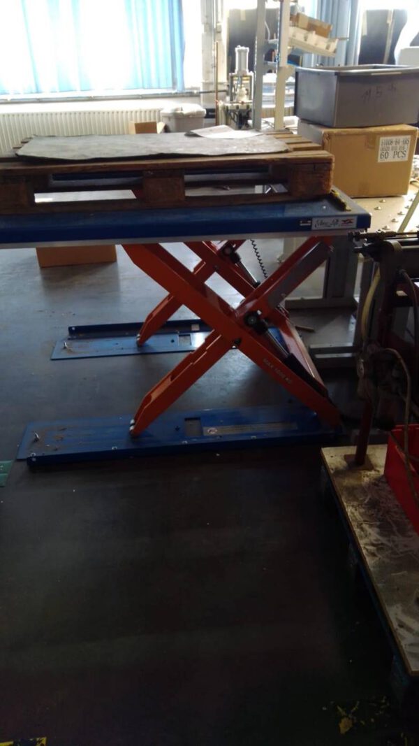 2 Stück U-förmige Flachform-Hubtische für Europaletten, Hublast 1.000kg – gebraucht - :