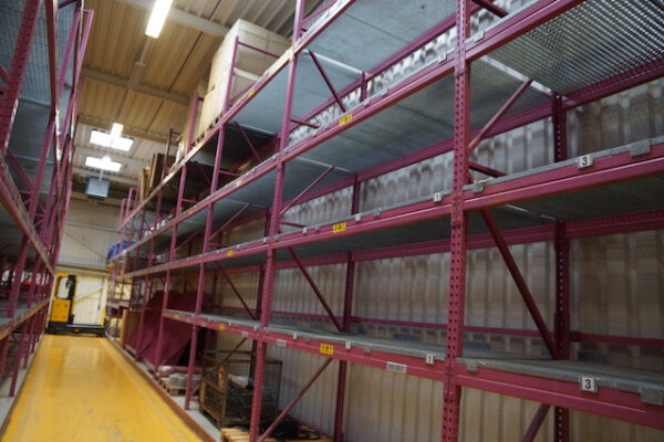 Palettenregal mit Gitterrosten, max. 970 Stellplätze, Rahmenhöhe ca. 6,25m, Traversenlänge 2,70m und ein paar in 1,80m, 666 kg / Palettenstellplatz – gebraucht - : lagertechnik