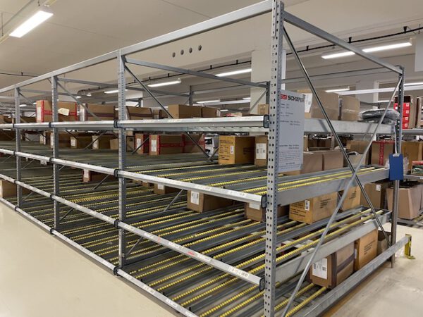 mind. 50 Felder Stückgutdurchlaufregal / Bereitstellregal für Kisten oder Kartonagen etc., SSI Schäfer – gebraucht – :