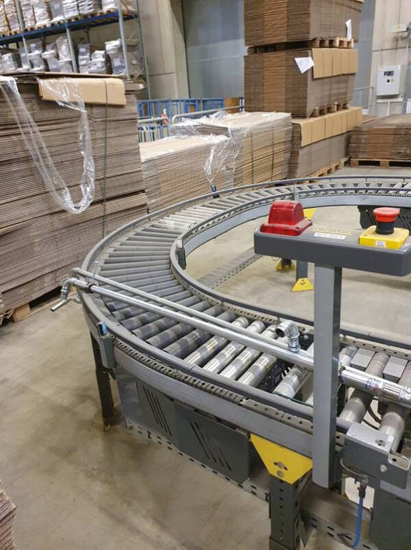 50m Fördertechnik, Knapp, mit Kurven, Rollenbahnen, Klappelement mit Etikettieren und Mosca Umreifungsmaschine – gebraucht - : – Bild 2