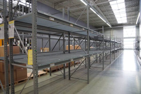 Palettenregal, SSI Schäfer, 650kg / Palette, 3 – 3,60m hoch, ca. 505 Stellplätze, mit Gitterroste, inkl. Rahmenschutz – gebraucht - :