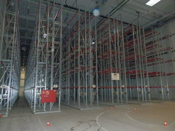 Palettenregal, bzw. Gitterboxenregal, über 17.000 Stellplätze, ca. 10m hoch, 500kg/Palette, inkl. Auflageschienen für Gitterboxen etc. – gebraucht – : lagertechnik