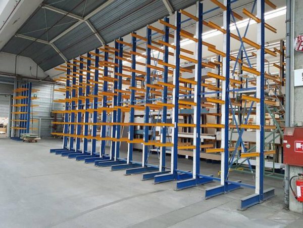79 Stück Rahmen Kragarmregal, zweiseitig, Armlänge 720mm, 280kg / Arm, Rahmenhöhe ca. 5m, – gebraucht - : lagertechnik