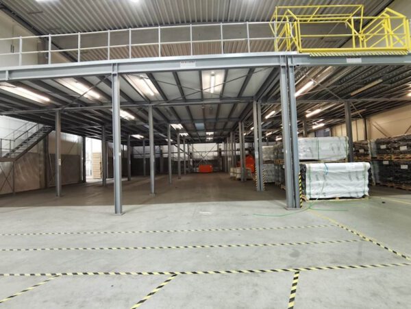 Schwerlast – Stahlbau - Lagerbühne, SSI Schäfer, freitragend, ca. 568,75m2 mit Spanplatten und teils Gitterrosten, 1.000kg/m2 – gebraucht - : lagertechnik