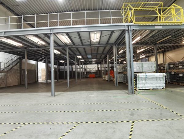 Schwerlast – Stahlbau - Lagerbühne, SSI Schäfer, freitragend, ca. 568,75m2 mit Spanplatten und teils Gitterrosten, 1.000kg/m2 – gebraucht - :