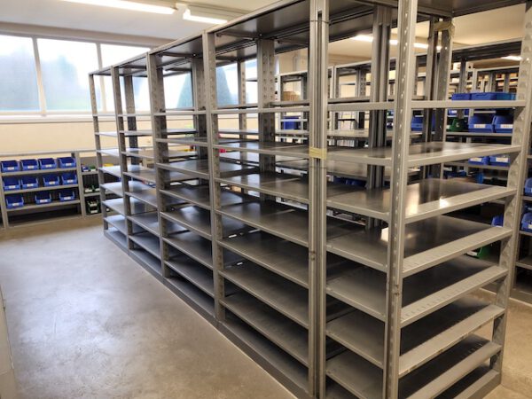 Fachbodenregale, ca. 70 Felder, Fachböden 0,50m x 1m, ca. 2,18m hoch – gebraucht - :