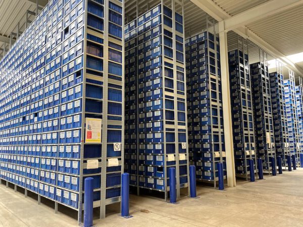 610 Felder Fachbodenregale, SSI Schäfer R3000, 1,30m x 0,60m bzw. 0,61m, Rahmenhöhe ca. 7,70m – gebraucht - :