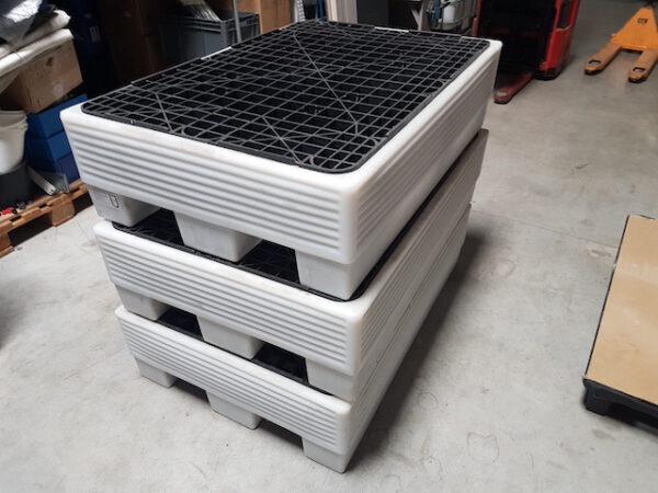 13 Stück Gefahrgutwannen, 3 Typen – gebraucht - :