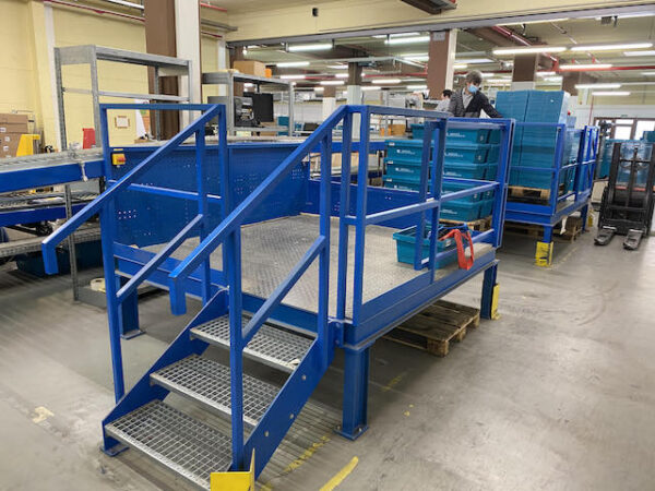 2 Stück Arbeitsplattform mit Treppe - gebraucht - : lagertechnik