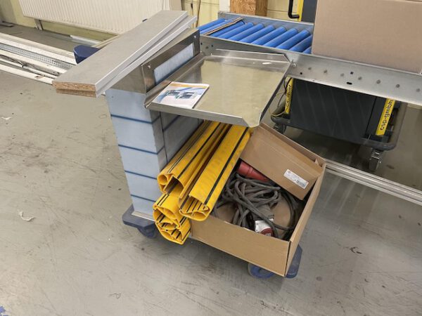900 Stück, Fast Food Tray (Tabletts) inkl. 1 Transportwagen – gebraucht - :