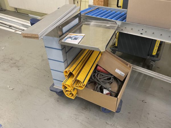 900 Stück, Fast Food Tray (Tabletts) inkl. 1 Transportwagen – gebraucht - : lagertechnik