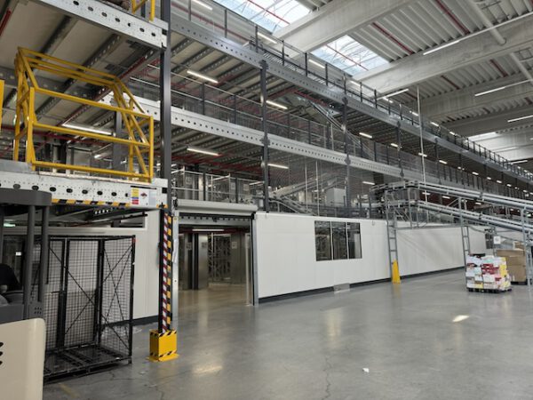4 geschossige Fachbodenregale, Rauscher, über 10.000 Felder, Fachböden 1,28 x 0,60m und z.T. mit Ovalrohren für Hängetextil – gebraucht – :