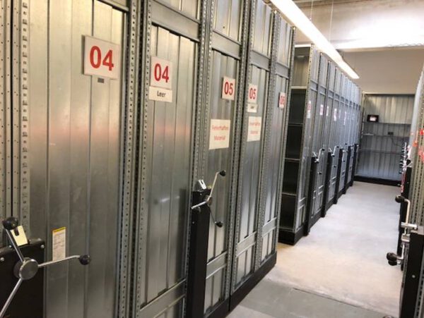 Büro-Fachbodenverschieberegalanlage, schienenloses System, Höhe ca. 2,50m, ca. 127 Felder, – gebraucht - :