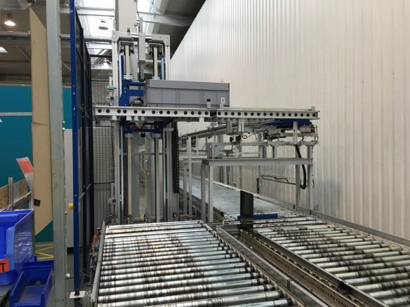 Heber (Aufzug) mit angetriebene Rollenbahn – gebraucht - lagertechnik