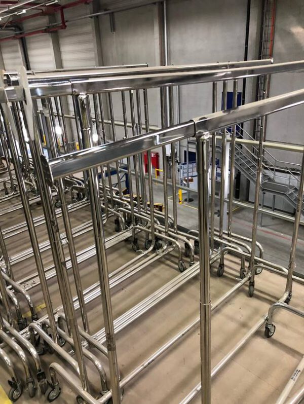 250 - 300 Stück rollbare Textilständer, bzw. Kleiderstange auf Rollen, höhenverstellbar – gebraucht - : – Bild 2
