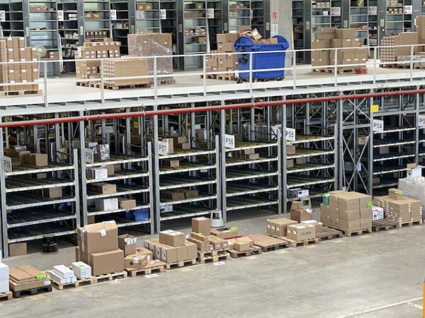 Große Fachbodenregalanlage (ca. 3.600m2), Dexion, 2 geschossig (könnte noch aufgestockt werden) mit 3 Treppen und 4 x 2er Palettenübergabeplätze, auf Wunsch mit Aufzug, Durchlaufregalen und umlaufender Lagerbühne, gesamt ca. 2.400 Felder – gebraucht - : – Bild 2