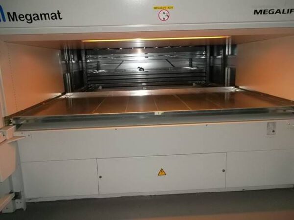Lagerlift mit extrem großen Tablaren (1,89m x 3m), Megamat, 220kg Tablarzuladung, Gerätehöhe ca. 7,48m, ca. 21 Tablare – gebraucht - : – Bild 2