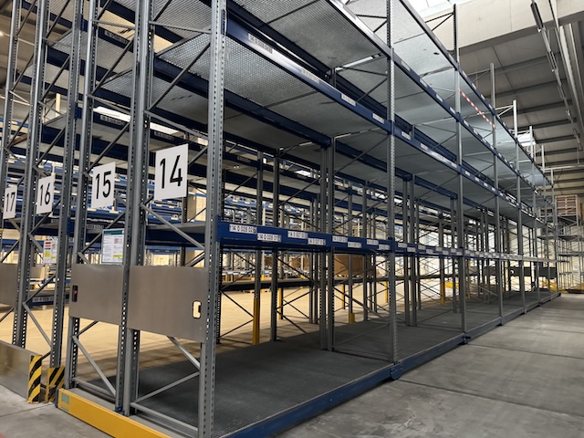 Palettenverschieberegalanlage, Bito, Höhe ca. 8m, 900kg / Palette, 3,60m Traversen, ca. 2.684 Stellplätze - gebraucht - : lagertechnik Palettenverschieberegalanlage, Bito, Höhe ca. 8m, 900kg / Palette, 3,60m Traversen, ca. 2.684 Stellplätze - gebraucht - : – Bild 2