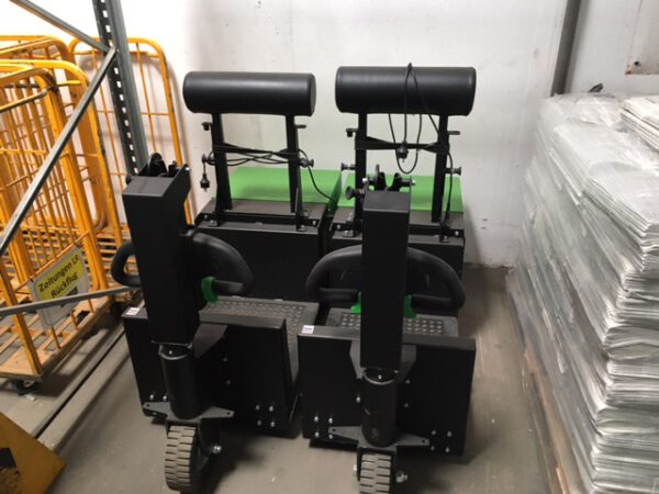 2 Stück Steh-Mitfahr-Schlepper / Ziehhilfen, Movexx, T2500 Plattform mit Wanzl-Kupplung und Li-Ionen Akku - gebraucht - :   – Bild 2