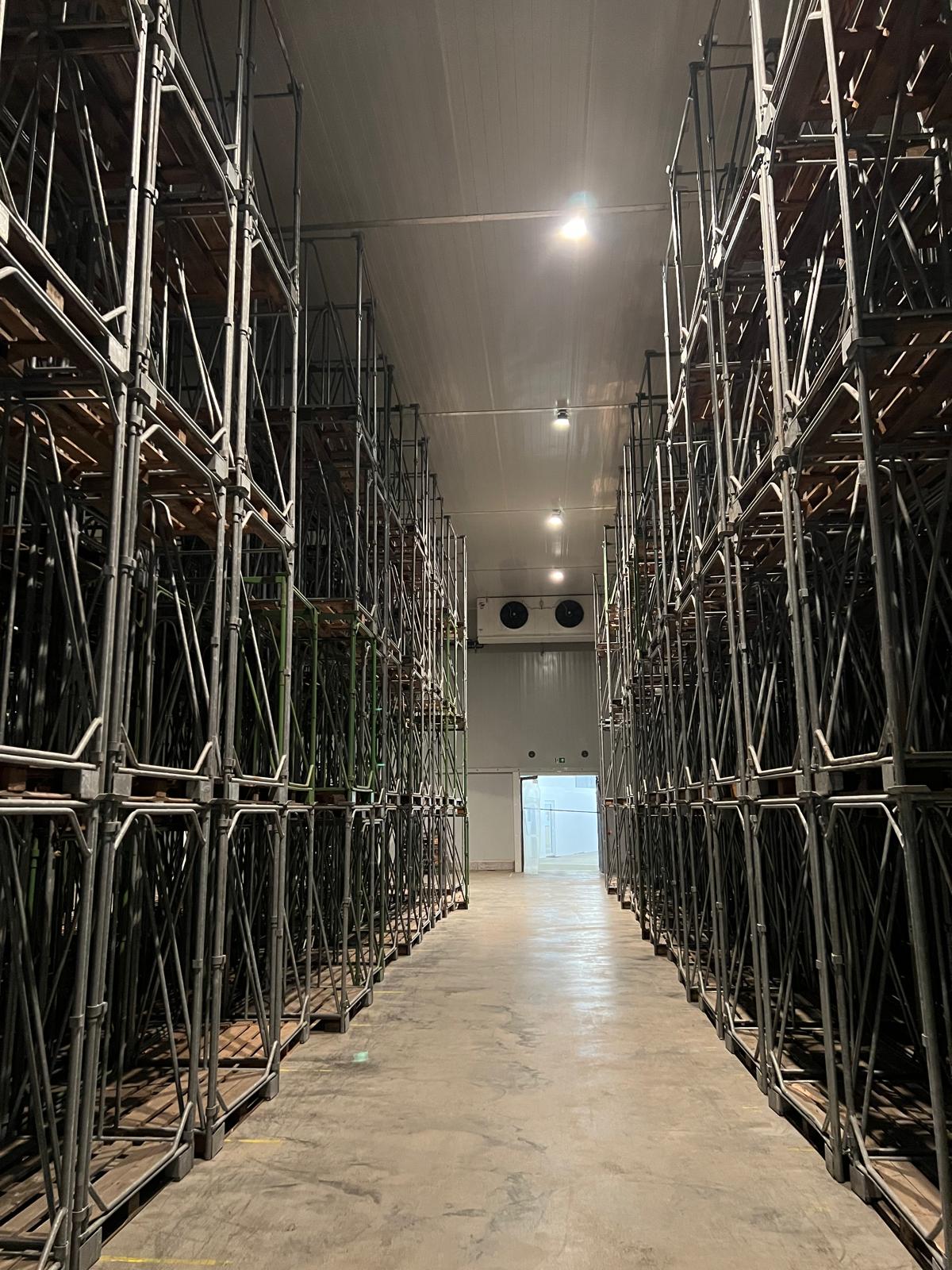 1.000 Stück Stapelgestelle für Industriepaletten, verzinkt, 1 to., 4fach stapelbar – gebraucht -: lagertechnik 1.000 Stück Stapelgestelle für Industriepaletten, verzinkt, 1 to., 4fach stapelbar – gebraucht -: – Bild 4