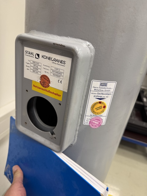 Säulenschwenkkran, Stahl / Konecranes, 250kg, Ausladung 4,09m – gebraucht - : lagertechnik Säulenschwenkkran, Stahl / Konecranes, 250kg, Ausladung 4,09m – gebraucht - : – Bild 2