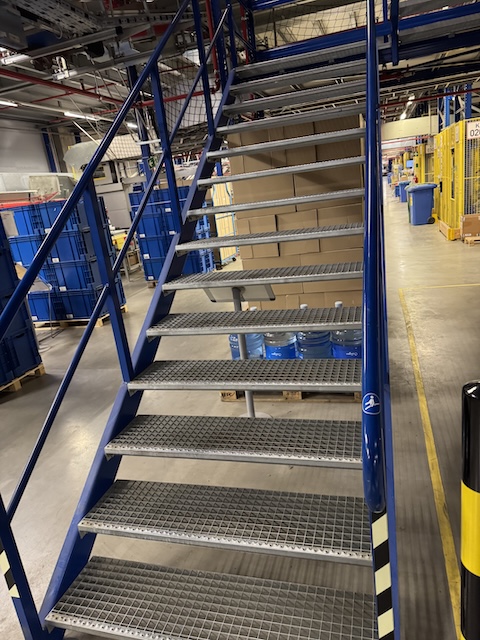 Treppe / Treppenhaus mit Zwischenebene – gebraucht - : lagertechnik Treppe / Treppenhaus mit Zwischenebene – gebraucht - : – Bild 6
