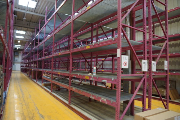 Palettenregal mit Gitterrosten, max. 970 Stellplätze, Rahmenhöhe ca. 6,25m, Traversenlänge 2,70m und ein paar in 1,80m, 666 kg / Palettenstellplatz – gebraucht - : lagertechnik