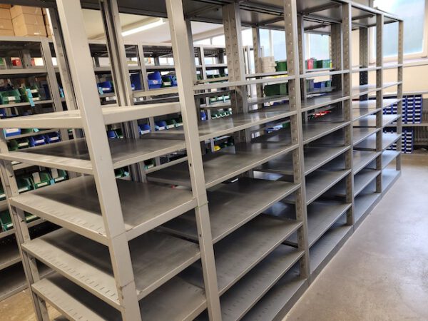 Fachbodenregale, ca. 70 Felder, Fachböden 0,50m x 1m, ca. 2,18m hoch – gebraucht - : – Bild 2