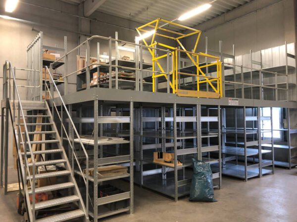 2 geschossige Fachbodenregalanlage, SSI Schäfer, ca. 54m2 Grundfläche, 200 / 250kg Traglast pro Boden, ca. 51 Felder – gebraucht - : – Bild 2