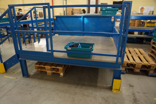 2 Stück Arbeitsplattform mit Treppe - gebraucht - : lagertechnik