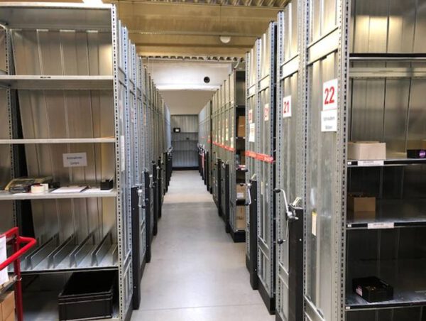 Büro-Fachbodenverschieberegalanlage, schienenloses System, Höhe ca. 2,50m, ca. 127 Felder, – gebraucht - : – Bild 3