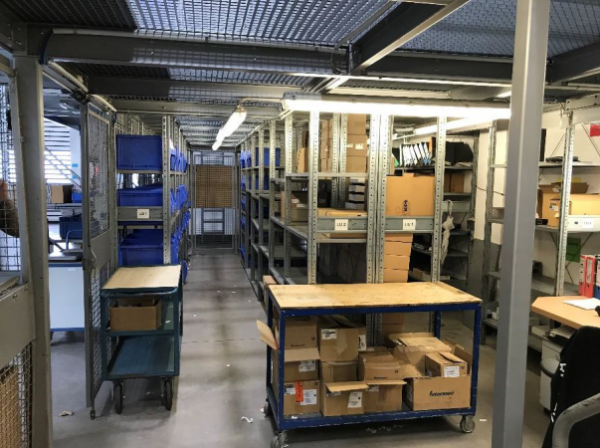 2 geschossige Fachbodenregalanlage, SSI Schäfer, ca. 70m2 Grundfläche, mit Gitterrosten als Boden, 100kg Traglast pro Boden, ca. 98 Felder – gebraucht - : lagertechnik