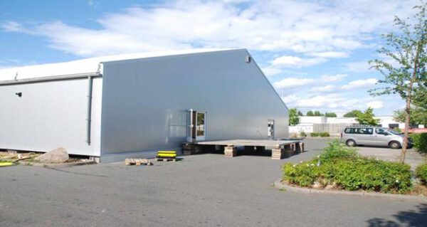 Hochwertige Lorsberger Alu-Leichtbau / Lagerhalle mit viel Ausstattung, 2.100m2 , Schneelast 1,00 kN/m² (75 kg), inkl. 2 x Bürocontainer, 2 x Sanitärcontainer, Fäkalientank, Heizung. etc. - gebraucht - :  – Bild 3
