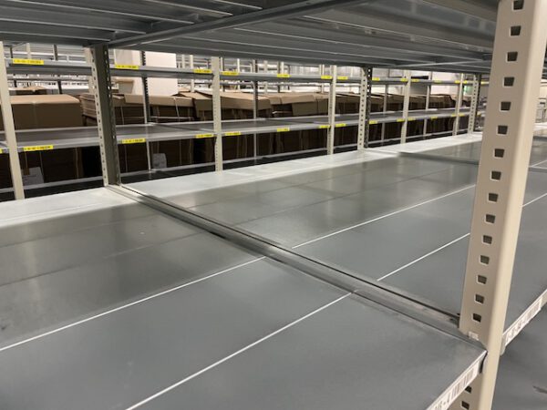 Stabile Fachbodenregale, gesamt ca. 1.500 bis 1.800 Felder (aktuell ca. 490 Felder), Gemac, dieses System kommt ohne Spannkreuze aus, Rahmenhöhe: 2,48m, Fachböden: 1,20m x 1,30m, 130kg / Ebene – gebraucht - : – Bild 3