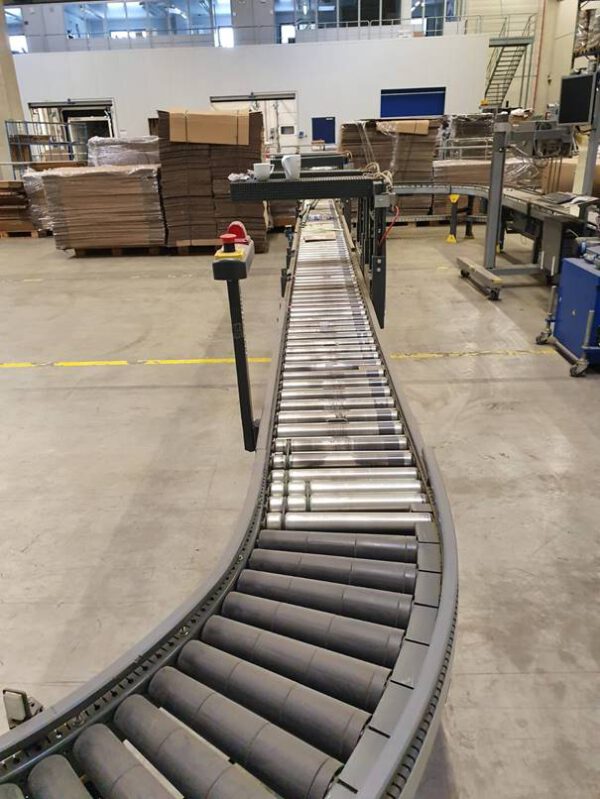 50m Fördertechnik, Knapp, mit Kurven, Rollenbahnen, Klappelement mit Etikettieren und Mosca Umreifungsmaschine – gebraucht - : – Bild 4