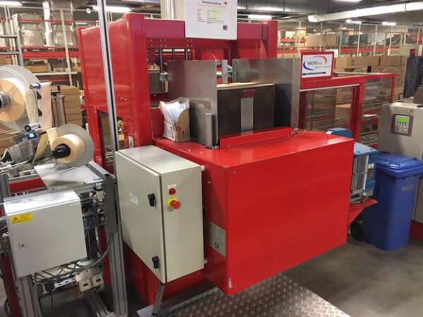 Fördertechnikanlage TGW angetrieben, ca. 450m mit Kartonverpackungsmaschine und Palettierer – gebraucht -: – Bild 3