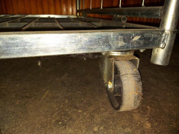 150 Stück Kommissionierwagen, Rollwagen mit je drei Ebenen (zwei davon sind eingehängt und leicht umzuhängen in der Höhe – gebraucht – : – Bild 3