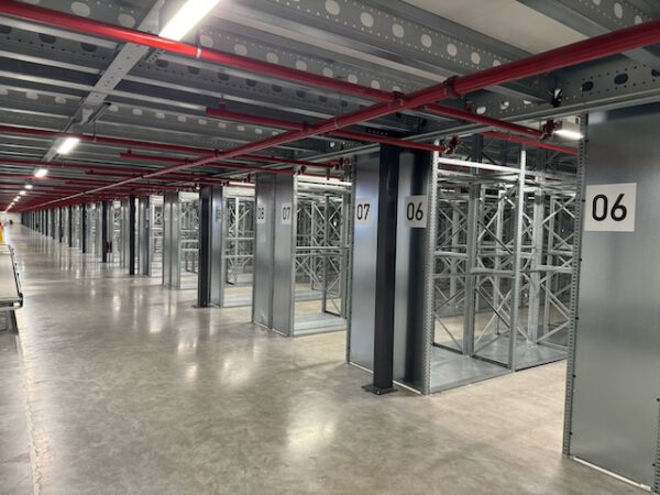 4 geschossige Fachbodenregale, Rauscher, über 10.000 Felder, Fachböden 1,28 x 0,60m und z.T. mit Ovalrohren für Hängetextil – gebraucht – : – Bild 4