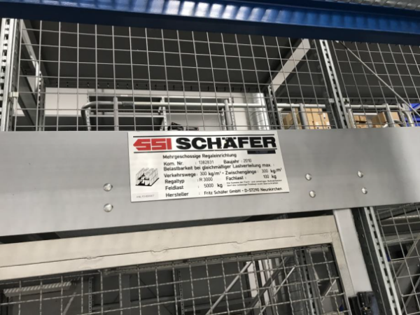 2 geschossige Fachbodenregalanlage, SSI Schäfer, ca. 70m2 Grundfläche, mit Gitterrosten als Boden, 100kg Traglast pro Boden, ca. 98 Felder – gebraucht - : lagertechnik