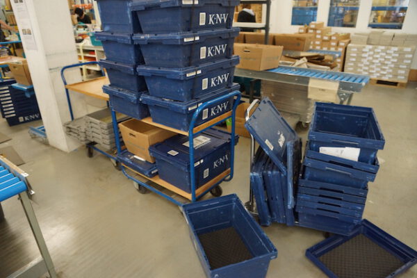 20 Stück diverse Plattformwagen, Rollwagen, Magazinwagen, Stirnwandwagen, blau, etc. - gebraucht - : – Bild 4