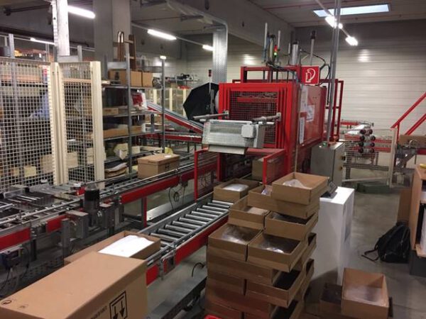 Fördertechnikanlage TGW angetrieben, ca. 450m mit Kartonverpackungsmaschine und Palettierer – gebraucht -: – Bild 4