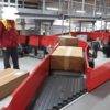 „Schuhsorter“ bzw. Linear Sorter, bis zu 7.500 Sendungen pro Std., Van der Lande, inkl. 20 St. Teleskopgurtförderer, Volumenscanner, Waage – gebraucht - : – Bild 3