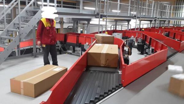 „Schuhsorter“ bzw. Linear Sorter, bis zu 7.500 Sendungen pro Std., Van der Lande, inkl. 20 St. Teleskopgurtförderer, Volumenscanner, Waage – gebraucht - : lagertechnik