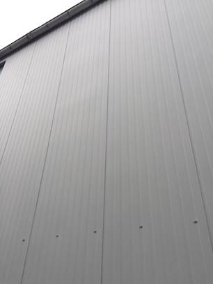 Hochwertige Stahlhalle mit Sandwichpaneele ca. 794m2, mit Lichtbändern, Höhe ca. 9,31m, demontiert – gebraucht - : lagertechnik