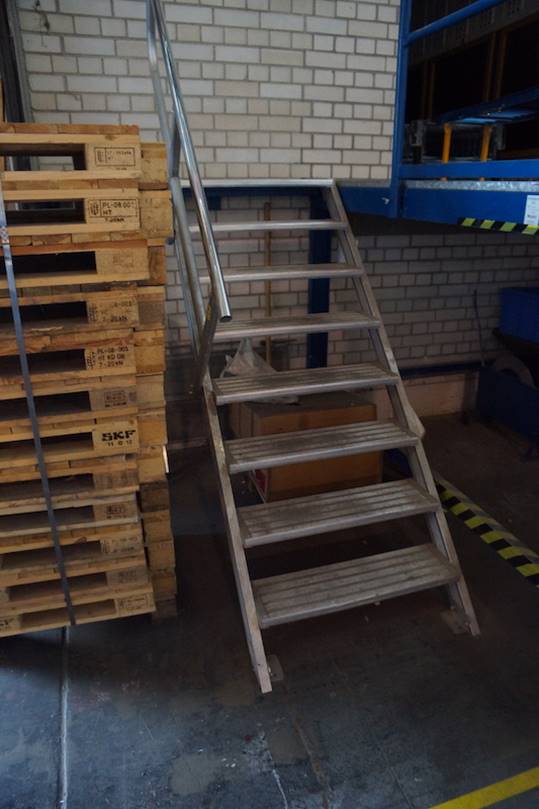 Kleine Bühne / Podest mit Treppe, ca. 2,70m x 2,54m – gebraucht - : lagertechnik