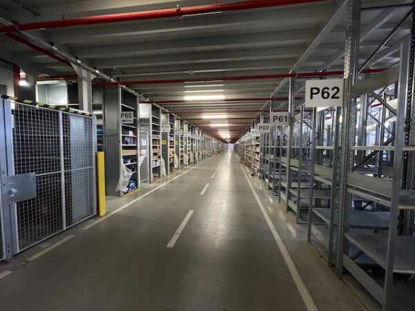 Große Fachbodenregalanlage (ca. 3.600m2), Dexion, 2 geschossig (könnte noch aufgestockt werden) mit 3 Treppen und 4 x 2er Palettenübergabeplätze, auf Wunsch mit Aufzug, Durchlaufregalen und umlaufender Lagerbühne, gesamt ca. 2.400 Felder – gebraucht - : – Bild 5