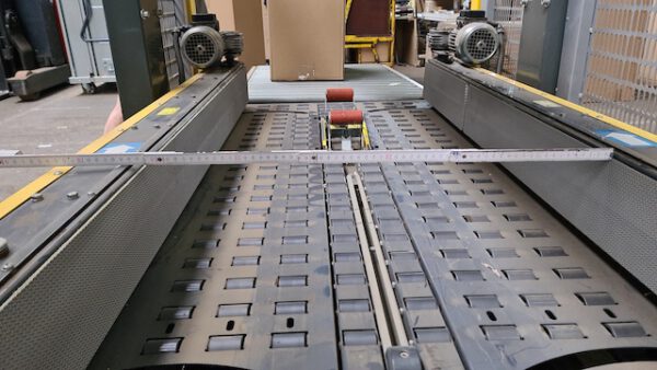 Kartonverschließer (Boden und Deckel) für hohe Kartonagen, inkl. Gurtförderer vor der Maschine und Rollenbahn nach der Maschine – gebraucht - : – Bild 5
