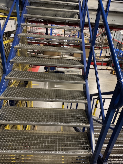 Treppe / Treppenhaus mit Zwischenebene – gebraucht - : lagertechnik Treppe / Treppenhaus mit Zwischenebene – gebraucht - : – Bild 3