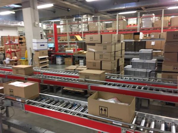 Fördertechnikanlage TGW angetrieben, ca. 450m mit Kartonverpackungsmaschine und Palettierer – gebraucht -: – Bild 5
