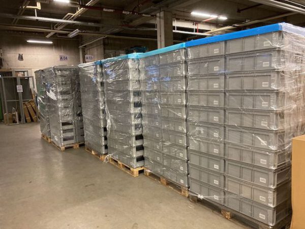 20.000 Stück Eurostapelbehälter EF 6220, mit Eingreif-Öffnung an der schmalen Seite, grau, stapelbar – gebraucht - : lagertechnik
